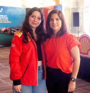 La emoción de la Fórmula 1 llegó a San Pedro Sula con Shell Watch the Race del Gran Premio de México 2025, celebrado en el Club Hondureño Árabe. El Salón Jordán se convirtió en un dinámico escenario estilo sala de cine, donde los asistentes disfrutaron la transmisión en vivo directamente desde la Ciudad de México.