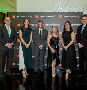 Así se vivió una noche para recordar junto a Banco Promerica en el Día del Amor y la Amistad. Una elegante Cena de Gala al ritmo de los grandes clásicos de Frank Sinatra, interpretados en vivo por Mario Kramarenco y una espectacular Big Band, en un evento especial a beneficio de la Fundación Amigos de Guarderías Infantiles. En la foto: Juan Carlos Barahona, Gerente de Banca de Empresas; Nelly Morales, Gerente de Mercadeo; Carlos Samra, Gerente de Banca de Personas; Odely Fajardo, Gerente de Red de Agencias; Bernice Chain, Subgerente de Desarrollo de Negocios; Francisco Llanes, Gerente General.