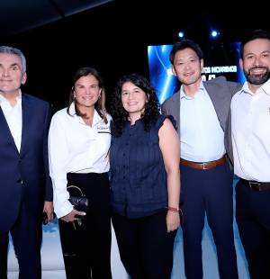 En una noche que combinó innovación, diseño y visión de futuro, Grupo Flores presentó en Tegucigalpa la nueva generación del Toyota RAV4 Hybrid 2027, uno de los SUV más emblemáticos de Toyota. El lanzamiento reunió a invitados especiales, clientes y entusiastas del mundo automotriz para descubrir un modelo que no solo evoluciona en estética y tecnología, sino que también responde a las nuevas demandas de movilidad sostenible en el país. Con esta apuesta, la marca reafirma su compromiso con la innovación y con acompañar el estilo de vida de los hondureños en cada trayecto. En la foto: Thibaud Aymeric, Aline Flores, Perla Abraham,Tedsuhito Tsuji y Antonio Palacio.