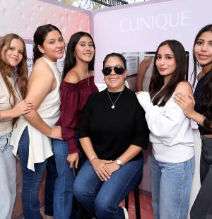 En el marco de su aniversario, Clinique reunió a mamás e hijas en Macris School para vivir una mañana dedicada al bienestar y al cuidado de la piel. Durante la experiencia, las invitadas conocieron de cerca la línea Moisture Surge y participaron en una clase de skincare, descubriendo nuevos productos y consejos para incorporar una rutina de cuidado en su día a día.