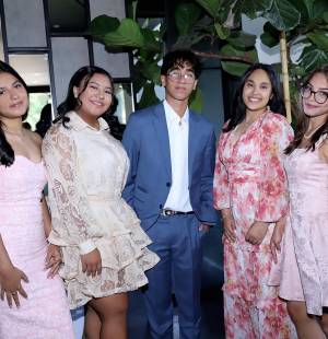 El restaurante La Cumbre fue el escenario del senior brunch de Golden School 2026. Los jóvenes se reunieron para disfrutar de una mañana rodeada de naturaleza, risas y buenos momentos, celebrando juntos una de sus últimas actividades antes de la esperada graduación.