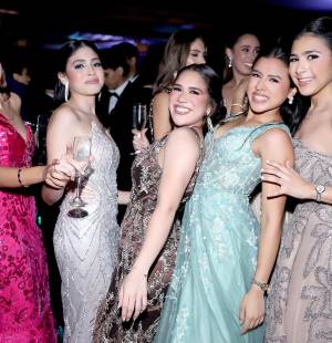 Los Seniors 2026 de la Academia Los Pinares vivieron una noche llena de glamour, emoción y alegría durante su esperada fiesta de graduación. Entre música, baile y momentos inolvidables, los jovenes celebraron junto a sus familiares una velada especial que quedará para siempre en sus recuerdos.