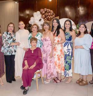 A pocos días de su boda, Camila Guadalupe Hasfura Hasbun fue agasajada con una emotiva despedida de soltera organizada por la familia de su prometido, José Carlos Jaar Faraj. El encuentro, celebrado en el salón Mediterráneo del Club Hondureño Árabe, reunió a familiares y amigas cercanas en una mañana llena de alegría, detalles especiales y buenos deseos para la futura señora Jaar, quien viajó desde San Salvador para compartir este significativo momento previo al gran día. En la foto: Sofía Abudayeh, Liset Aude, Camila Hasfura, Guadalupe Hasfura, Lilian Jaar, Isabella Jiménez, Alejandra Aude, Julia Jiménez y Alina Yones.