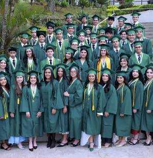 Entre aplausos, sonrisas y emotivos momentos compartidos con familiares y amigos, los 53 alumnos de la promoción 2026 de la Academia Los Pinares celebraron su graduación en una ceremonia llena de significado. El acto marcó el cierre de una inolvidable etapa estudiantil y el comienzo de nuevos sueños y oportunidades para los jóvenes graduandos.