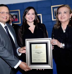 Dicen que la vida es efímera, pero el arte permanece. Esa frase cobró vida durante la exposición in memoriam de las acuarelas del recordado arquitecto Rolando Ríos, presentada por el IHCI junto al Club Rotario San Miguel de Heredia Tegucigalpa. En la imagen, de izquierda a derecha, Elmer Montalván, Valeria Ríos y Doraydee Castellón-Ríos
