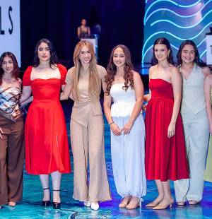Los seniors 2026 de la Escuela Internacional Sampedrana cambiaron sus uniformes por looks de pasarela durante el Senior Fashion Show “Under The Northern Lights”. Entre tendencias de gala, los estudiantes protagonizaron una velada llena de moda y energía en el Cafetorium del centro educativo, apoyando además la recaudación de fondos para el Trabajo Educativo Social a beneficio del Centro de Educación Básica Pedro Nufio.