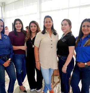 La Navidad llegó anticipadamente para los clientes de Chevrolet, quienes vivieron una tarde llena de creatividad, sabor y espíritu festivo durante el encantador “Chevy’s Christmas Cookie Workshop”. En la foto: Alejandra Sevilla, Melissa Estrada, Karla Sauceda, Patricia Rodríguez, Ámbar Carrasco y Elisa Rendón.