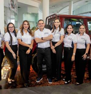 Grupo Flores presentó oficialmente la nueva Toyota Land Cruiser 70, un vehículo que renueva el legado de uno de los todoterrenos más emblemáticos y resistentes del mundo. Bajo el concepto “La fuerza de una leyenda”, la marca reunió a clientes, invitados especiales y representantes de los medios de comunicación para conocer de primera mano las innovaciones técnicas, el desempeño y la evolución de un modelo diseñado para enfrentar los terrenos más desafiantes, sin perder la robustez y confiabilidad que lo han convertido en un referente del segmento off-road. En la foto: Alan Flores, CEO de Grupo Flores, en compañía del equipo de ventas de San Pedro Sula.