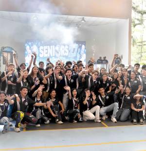 Los 47 alumnos de onceavo grado de Franciscan School, generación 2027, celebraron con entusiasmo su tradicional Senior Entrance, acompañados por sus padres de familia. La caravana, animada por el DJ Allan, marcó el inicio de su última etapa escolar, bajo el lema de la Alegría y la protección de la Virgen de Lourdes. Tras los actos de inauguración y una jornada llena de zancos y coreografías, los seniors disfrutaron de un almuerzo y pool party en Marsella.