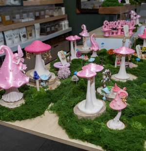 La diseñadora Marie Jules Bendeck presentó Shroomland, una colección de joyas que converge la fantasía, el arte y la naturaleza. En las instalaciones de Bodeguita Verde, invitados especiales descubrieron una propuesta inspirada en la magia de los hongos, elaborada artesanalmente y concebida para despertar emociones a través de formas, texturas y colores llenos de encanto.