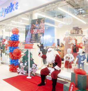 Alegres melodías propias de la época navideña fueron parte del ambiente que disfrutaron los clientes que visitaron la tienda St. Jacks, ubicada en el segundo nivel de Megamall, durante la apertura oficial acompañada de la actividad “Tómate una foto con Santa”.