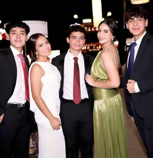 Los seniors 2026 de Macris School vivieron una velada especial durante su senior dinner. Entre risas, fotografías y buenos momentos, los estudiantes celebraron juntos una de las últimas actividades antes de cerrar su año escolar.