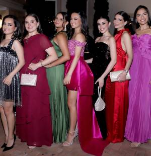 Los seniors 2026 de la Escuela Americana de Tegucigalpa vivieron una velada inolvidable durante su esperado Senior Dinner, una cita que marcó uno de los últimos capítulos de su etapa escolar. En medio de risas y fotografías los estudiantes celebraron una noche especial. En la foto: Mía Simón, Nathalie Fleming, Valería Irías, Michaela Simón, Arianna Catalán, Maxine Gernat e Isabella Noriega.