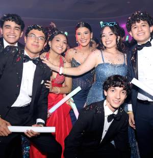 Los seniors 2026 del Liceo Franco Hondureño disfrutaron de su fiesta de graduación llena de música, baile y momentos que quedarán para siempre en sus corazones. Rodeados de sus seres queridos, celebraron el cierre de una importante etapa de sus vidas.