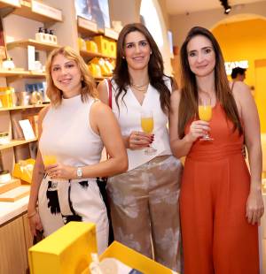 L’Occitane y Revista Estilo celebraron “Brilla con Nosotros” , un encuentro especial donde los asistentes disfrutaron de una mañana cálida y acogedora. Entre boquitas, buena música en vivo a cargo de una violinista y un ambiente cuidadosamente diseñado, los invitados pudieron descubrir la colección navideña de la tienda, así como explorar sus fragancias y productos icónicos.