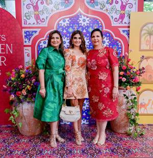 La familia Abuid Musleh ofreció a Natalie Mitri una elegante despedida de soltera en Meza 23 del Club Hondureño Árabe, donde la futura señora Abuid disfrutó de un emotivo encuentro al atardecer, entre juegos, buenos deseos y gratitud por su próximo matrimonio. Giselle Gabrie de Mitri, la homenajeada Natalie Marie Mitri con Sally Musleh de Abuid, oferente del encuentro.