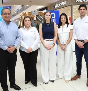 En una tarde donde la innovación y la gastronomía se fusionaron en una experiencia única, Jetstereo y Frigidaire presentaron en Tegucigalpa su nueva estufa multifunción Pizza Range, reuniendo a invitados especiales, clientes y medios en un evento que celebró el arte de cocinar con tecnología de última generación, destacando su innovadora función de horneado sobre piedra y sus múltiples capacidades como Air Fry, cocción sin precalentamiento y asado al vapor, en una propuesta pensada para transformar la experiencia culinaria en el hogar. En la foto: Marcos Alfaro, Sarah Valladares, Pamela Cruz, Marcela Pineda y Andrés Jiménez.