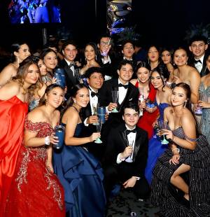 Los Seniors 2026 de Macris School vivieron una noche inolvidable en el Centro de Convenciones del Hotel Honduras Maya, celebrando junto a familiares y amigos el cierre de una importante etapa. Entre música, selfies, brindis y emotivos recuerdos, los nuevos graduados disfrutaron de una velada llena de alegría y emociones que se prolongó hasta el amanecer, quedando grabada para siempre en sus corazones.