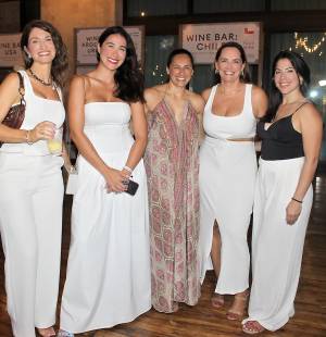 Así se vivió el día 1 del Roatán Food and Wine Festival 2026, una noche donde el paraíso se llenó de sabor y sofisticación. Presentado por Kimpton Grand Roatán, el evento reunió a chefs de talla mundial, mixólogos y una exquisita selección de gastronomía, vinos y cocteles frente al mar de West Bay Beach. En la foto: Nicole McNab, Fadia Hynds, Damara Galindo, Jeniffer Jones y Ruth Hynds.