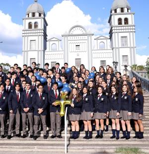 La clase 2026 de la Escuela Americana de Tegucigalpa participó con emoción en una hermosa misa de acción de gracias celebrada en la Basílica de Nuestra Señora de Suyapa, donde el padre Carlo Magno ofreció una liturgia cargada de mensajes y bendiciones por esta etapa que culminan y la nueva que comienzan.