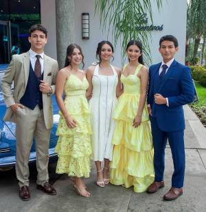 Radiantes y entusiasmados por compartir uno de los encuentros que marcan la recta final de su etapa colegial, los 58 seniors de la generación 2026 de la Santa María del Valle se reunieron en el salón Encuentros del Hotel Copantl &amp; Convention Center para disfrutar de un desayuno buffet. En la foto: Geovanny Michelen, Natalie Romero, Fabiana Cano, Mía Cruz Kury y Francisco Fajardo.