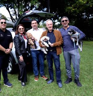 Toyota Honduras reunió a familias en el Country Club Tegucigalpa para un picnic creativo, actividades eco canvas y presentación de sus modelos híbridos. En la foto: Roberto Benítez, Marisela Cano, Carlos Manuel Echeverría, René Valladares y Enrique Tomé.