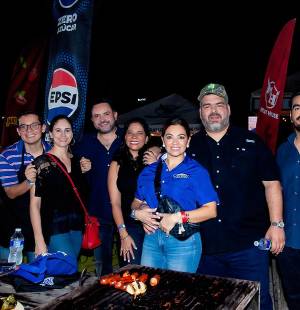 Durante dos noches, los amantes de los asados vivieron una experiencia única en la 8ª Edición del Master Grilling, organizada por Supermercados Colonial. El Estadio Food Park se convirtió en el escenario perfecto para la Master Class de parrilla, impartida por el reconocido chef argentino Pablo Villar, conocido como “El Mago Cocina”, quien compartió sus mejores técnicas y secretos con los asistentes.