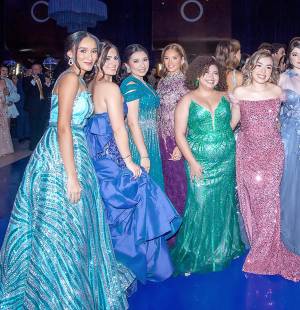 Los seniors 2025 de Seran Bilingual School vivieron una noche mágica en su prom, celebrada en los elegantes salones Napoleón del Copantl Convention Center. Con una decoración moderna y sofisticada diseñada por Jackie Cabrera, y bajo la coordinación de Marcela Cueva, la velada estuvo llena de emoción, ritmo y estilo. Sobre una pista LED, los estudiantes brindaron por el cierre de una etapa inolvidable, mientras el DJ Daybeat encendía la fiesta entre lluvia de confeti, selfies y felicitaciones.