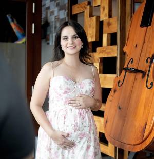 Familiares y amigas cercanas celebraron un elegante baby shower en honor a Giselle Membreño, quien espera a su segunda hija, Marianne. El evento tuvo lugar en el restaurante Meza 23 del Club Hondureño Árabe, decorado con arreglos florales y detalles delicados. La tarde se llenó de juegos, bendiciones, felicitaciones y un exquisito buffet, en un ambiente cálido y familiar. Los abuelos de la futura bebé también estuvieron presentes para compartir la alegría de este especial momento. En la foto: la homenajeada Giselle Membreño de Hawit.