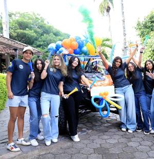 Con gran alegría, la generación 2026 de Discovery School se reunió en el restaurante La Cuisinette para celebrar su último primer día de clases. Tras un cálido desayuno junto a sus padres, los jóvenes se movilizaron a su escuela en motocicletas y autos decorados con globos, donde fueron recibidos con entusiasmo por los demás estudiantes.