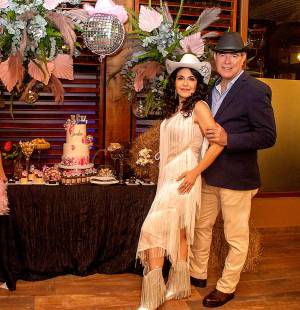 Una noche llena de magia y alegría fue la que disfrutó Claudia Kattán de Jordán, acompañada por sus amigas, quienes atendieron la invitación para celebrar su cumpleaños. El festejo se llevó a cabo en el bar del restaurante Meza 23 del Club Hondureño Árabe, donde todo se preparó para una velada inolvidable.