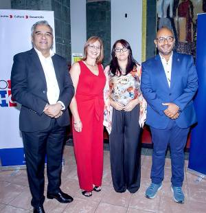 Con el fin de impulsar el espíritu creativo de los artistas hondureños, el Instituto Hondureño de Cultura Interamericana (IHCI), con el respaldo de Banpais, presentan la exposición de arte “Mi Ciudad de los Zorzales”. En la foto: Bernardino Martínez, gerente regional de Banca Personas de Banpaís; Claudia Alcerro, directora ejecutiva del IHCI, Mayra Casiano y Fernando Carranza, director del departamento Cultural del IHCI.