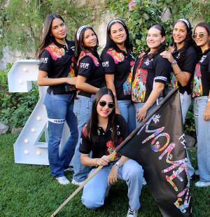 En una mañana para el recuerdo, la generación 2026 de la Escuela Americana de Tegucigalpa celebró su esperada Senior Entrance. Con sus camisas de promoción y muchas sonrisas, los estudiantes disfrutaron de un cálido desayuno antes de dirigirse a su querida escuela en vehículos adornados con globos y pancartas. ¡Listos para comenzar un año lleno de logros y momentos inolvidables!
