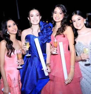 Después del brindis, los seniors 2025 de la Academia Los Pinares y sus invitados vivieron una noche mágica en su prom. Entre risas, abrazos y momentos compartidos, crearon recuerdos que llevarán en el corazón por siempre.