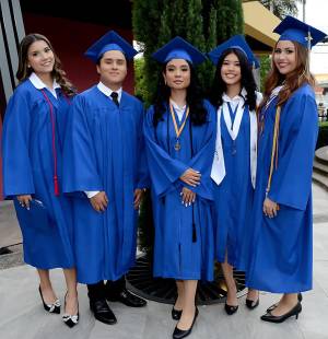 Los seniors 2025 de la International School of Tegucigalpa celebraron su graduación en una emotiva ceremonia cargada de ilusión y orgullo. Vestidos con toga y birrete, los jóvenes recibieron sus títulos de high school, marcando el inicio de una nueva etapa llena de metas, aprendizajes y futuros prometedores. En la foto: Andrea Mercadal, Sebastián Suárez, Ana Zúniga, Natalia Artola y Camila Coca.