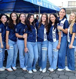 Llenos de entusiasmo y con mucha alegría por el inicio de su último año en la secundaria, los 129 seniors de la Escuela Internacional Sampedrana llegaron al parqueo del Comisariato Los Andes para celebrar a lo grande. Vistiendo jeans y camisetas con el logo de la institución, los futuros bachilleres fueron acompañados por sus padres, quienes se unieron a la caravana que partió hacia la Escuela, donde los esperaba las autoridades educativas y alumnado para festejar por su last first day.
