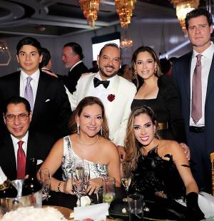 El Centro de Convenciones del Hotel Honduras Maya se vistió de gala para recibir a familiares y amigos que acompañaron a los seniors 2023 de la Escuela Americana de Tegucigalpa en su PROM NIGHT. En esta galería te mostramos todos los invitados que asistieron a la fiesta más exclusiva de esta temporada de proms,