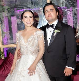 Luego de celebrar su unión matrimonial en una emotiva liturgia, Susana Gamero y Basilio Fuschich protagonizaron una regia fiesta nupcial en en el salón Napoleón del Copantl Convention Center, donde se recreó un ambiente elegante y moderno, con detalles personalizados y donde la alegría fue el elemento principal.