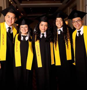 Fue un día de logros. Los seniors de la Lincoln School 2023 fueron los protagonistas de una tarde especial llena de triunfos por su logro académico obtenido. Los 109 graduados llenaron los salones del hotel Intercontinental con sus risas y recordando los años más bellos que pasaron en la institución. Emilio Flores, Alexandra Flores, Gloria Galilea Pérez, Tiffany Ramos y Joseph Martínez
