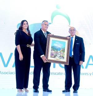 Joyce Faraj junto al homenajeado de la noche Juan Bendeck y el presidente de Valmoral Fuad Faraj.