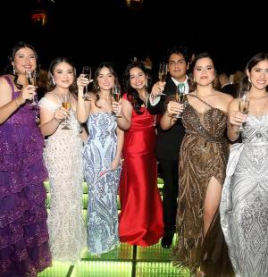 La prom de la generación 2025 de Western International School<b> </b>de San Pedro Sula fue una noche mágica e inolvidable. El escenario fue el Copantl Convention Center, elegantemente transformado bajo el concepto “Gold and Black Night”, una decoración sofisticada diseñada, creada y organizada por Touche’s Honduras by Elías Delcid. La fiesta fue animada por DJ Daybet. En la foto: Fernanda Quintanilla, Gabriela Paz, Elisa Mayorga, Valeria García, Julio Rodríguez, Sophia Rápalo y Lidia Ayala.