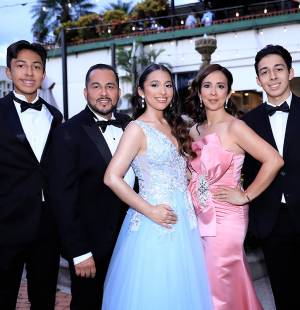 La celebración de los Seniors 2025 de la International School of Tegucigalpa fue aún más especial gracias a la presencia de sus seres queridos. Padres, familiares y amigos se unieron a esta emotiva velada, compartiendo risas, abrazos y memorias inolvidables. Aquí te dejamos las fotos de la prom night.