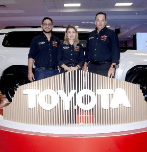 Durante tres días, el recinto Expocentro fue la sede de Expomóvil 2025, la feria automotriz más importante del país, donde Toyota y Grupo Flores presentaron sus más recientes propuestas. Los visitantes pudieron conocer de cerca modelos icónicos como la Toyota Hilux, reconocida por su durabilidad, y la Toyota Prado, símbolo de prestigio y confort, tal como lo explicó Andrea Pineda, gerente de ventas de Corporación Flores.