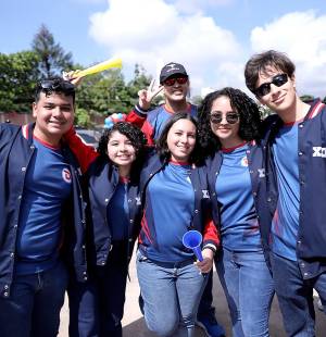 Inspirados en la emoción del mundial de fútbol, los seniors 2026 de Dowal School celebraron su primer día de clases con una vibrante caravana. Entre bailes, música y mucha alegría, marcaron el inicio de su último año de high school, listos para vivirlo al máximo y coleccionar recuerdos inolvidables.