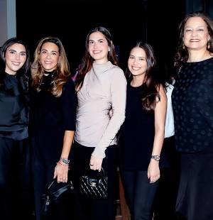Grupo Ficohsa, American Airlines y Mastercard se unieron en una alianza estratégica para presentar la tarjeta de crédito Ficohsa AAdvantage Mastercard, diseñada especialmente para viajeros en Honduras, Guatemala y Nicaragua. Este innovador producto ofrece más oportunidades para acumular millas y disfrutar de beneficios exclusivos en cada viaje. En la foto: Vivían Atala, Elena Szydel, María Fernanda Belot, María Fernanda Salgado y Karen Calidonio.
