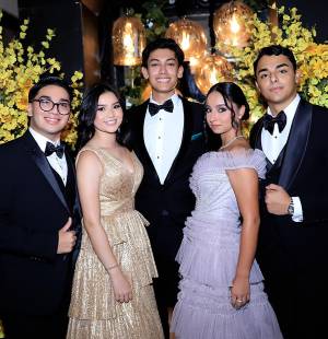 ¿Qué pasa después del brindis? ¡La fiesta, obvio! Los seniors 2025 de DelCampo School celebraron su prom con alegría desbordante, bailes inolvidables y muchísima emoción. Rodeados del cariño de quienes los acompañaron en esta etapa tan especial, cerraron el capítulo escolar con risas, abrazos y recuerdos que llevarán en el corazón por siempre.