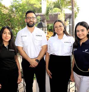 En honor al mes de la madre, Grupo Flores se unió a sus reconocidas marcas Toyota y Dimasa Ford para consentir a sus clientas con una experiencia única. En el elegante espacio de La Cuisinette, las invitadas disfrutaron de un brunch especial y tuvieron la oportunidad de diseñar su propio buqué floral, haciendo de esta celebración un momento lleno de estilo y creatividad. En la foto: Isabel Caballero, Antonio Palacio, Katherine Dubois, Ivana Betancourt
