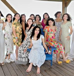 Los 29 alumnos de la generación 2025 de Destiny Christian Academy celebraron una emotiva mañana en la playa Los Pinos de La Ensenada Beach Resort, organizada por sus padres. El encuentro incluyó selfies, brunch, anécdotas y una sesión de fotos para el álbum del recuerdo, como muestra de gratitud a Dios por haber culminado con éxito su etapa escolar antes de recibir su título de bachilleres en Ciencias y Humanidades bilingües.