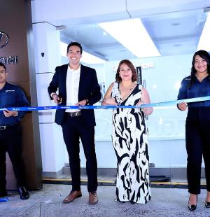 Con el compromiso de ofrecer a sus clientes una experiencia moderna, cómoda y alineada con los más altos estándares globales de la marca, Excel y Hyundai presentaron la renovación de su sucursal de ventas en Tegucigalpa. La remodelación fue dada a conocer durante un evento especial que contó con la presencia de medios de comunicación, clientes y ejecutivos de la marca. En la foto: Hugo Flores, Gerente de Mercadeo Excel y Karlina Gutiérrez, Gerente Regional de Ventas Excel.