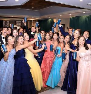 Luego de desfilar por las imponentes gradas del Centro de Convenciones del Honduras Maya, bajo enormes chandeliers y una cálida iluminación con efecto cinematográfico, los seniors 2025 de Macris School entraron al salón para protagonizar una de las noches más memorables, rodeados de familia y amigos, en un ambiente mágico y glamoroso.